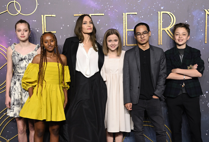 Shiloh Jolie-Pitt, Zahara Jolie-Pitt, Angelina Jolie, Vivienne Jolie-Pitt, Maddox Jolie-Pitt a Knox Jolie-Pitt
