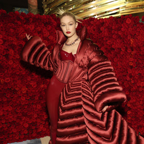 Gigi Hadid na letošním Met Gala v looku Versace
Gigi Hadid na letošním Met Gala v looku Versace
