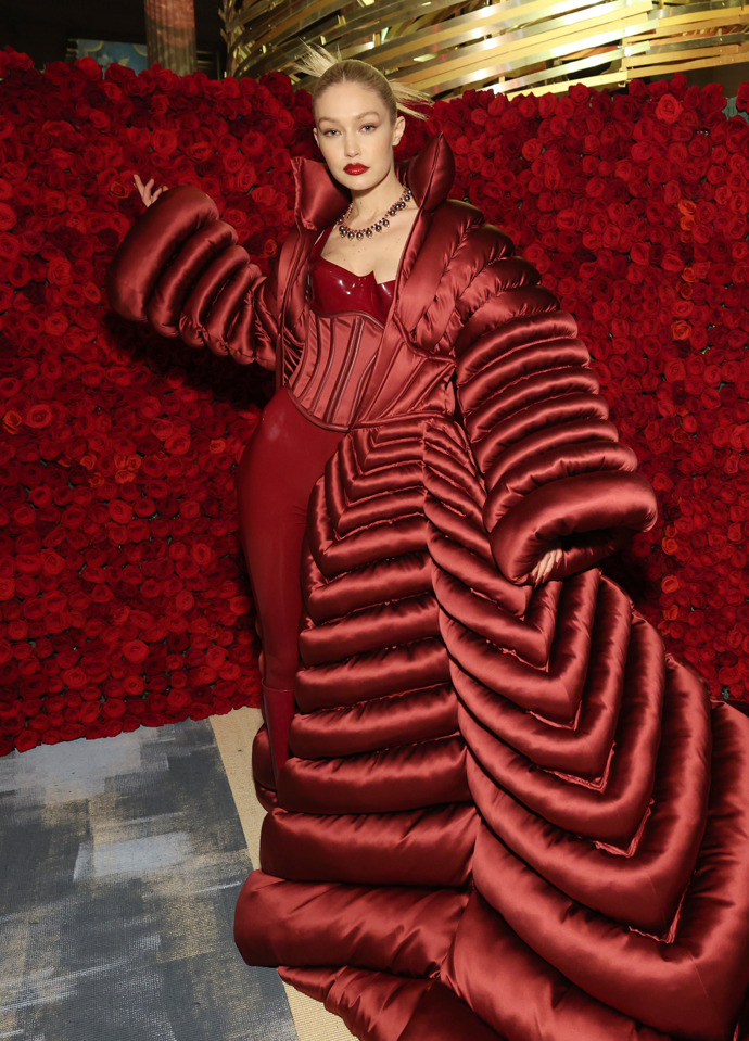 Gigi Hadid na letošním Met Gala v looku Versace
