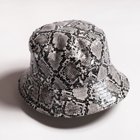 KANGOL Šedý vzorovaný klobouk Snakeskin Bucket, 1 112 Kč, koupíte na www.vemzu.cz
KANGOL Šedý vzorovaný klobouk Snakeskin Bucket, 1 112 Kč, koupíte na www.vemzu.cz