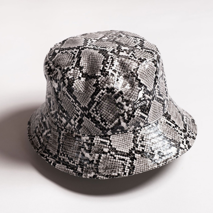KANGOL Šedý vzorovaný klobouk Snakeskin Bucket, 1 112 Kč, koupíte na www.vemzu.cz

