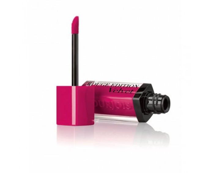 Bourjois Rouge Edition Velvet krémová rtěnka v odstínu Olé flamingo!, 210 Kč, k dostání na www.drogeo.cz
