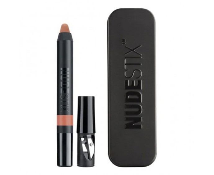 NUDESTIX Intense Matte Color Lip + Cheek Pencil je matná rtěnka, linka na rty a tvářenka v jednom produktu, 630 Kč, k dostání na www.drogeo.cz
