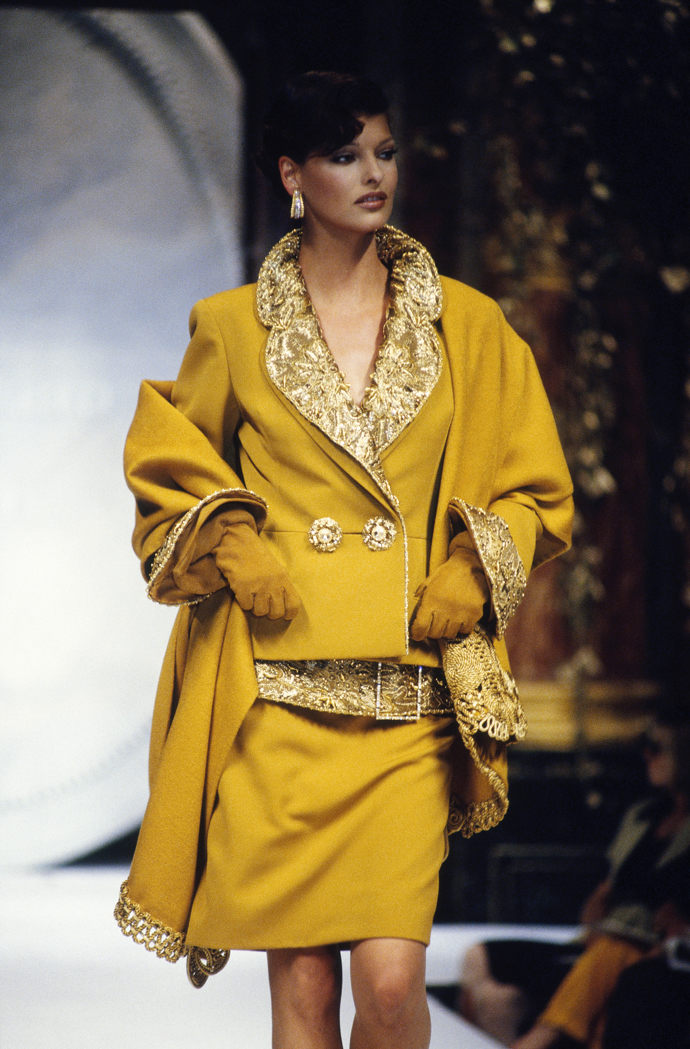  

Linda Evangelista ve svém proslulém krátkém účesu. 
