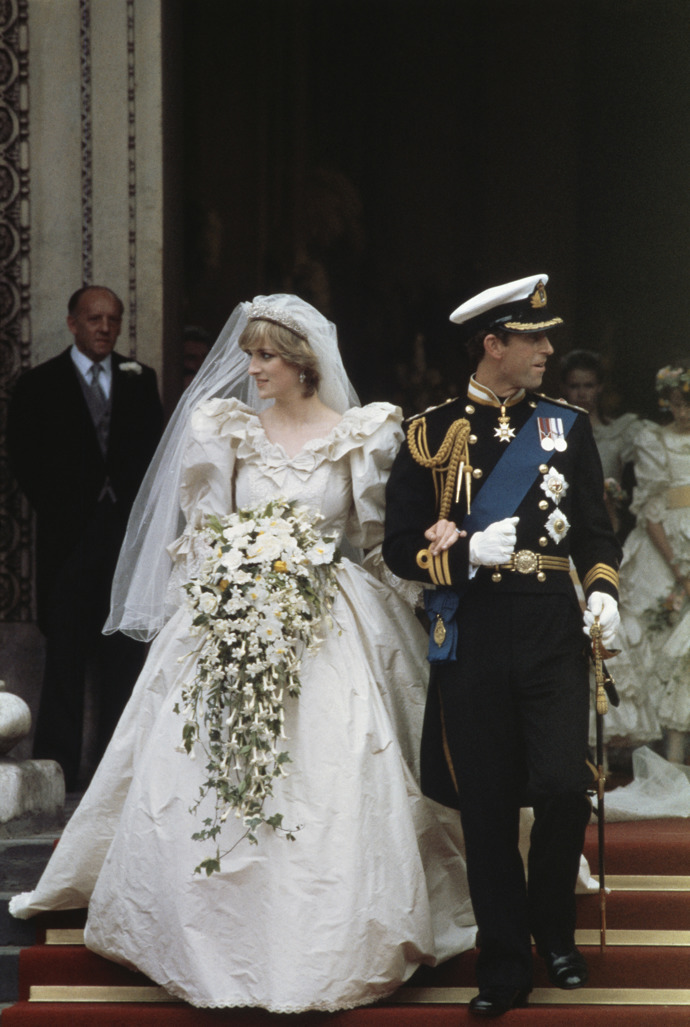  

Mezi neikoničtějšími šaty princezny Diany samozřejmě nesmí chybět její svatební róba. Svatební šaty lady Diany Spencer byly z hedvábného taftu v odstínu slonoviny, s osmimetrovou vlečkou a závojem, který měřil 140 metrů. Oblékla je na svatbu s princem Charlesem v roce 1981 v katedrále Svatého Pavla. Staly se jedněmi z nejslavnějších šatů na světě a byly považovány za jedno z nejpřísněji střežených tajemství v historii módy. V případě, že by se ještě před svatbou odhalila jejich podoba, měli návrháři David a Elizabeth Emanuelovi připravený náhradní model. 
