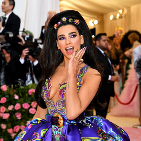 Dua Lipa na Met Gala v roce 2019 zazářila v šatech Versace.
Dua Lipa na Met Gala v roce 2019 zazářila v šatech Versace.