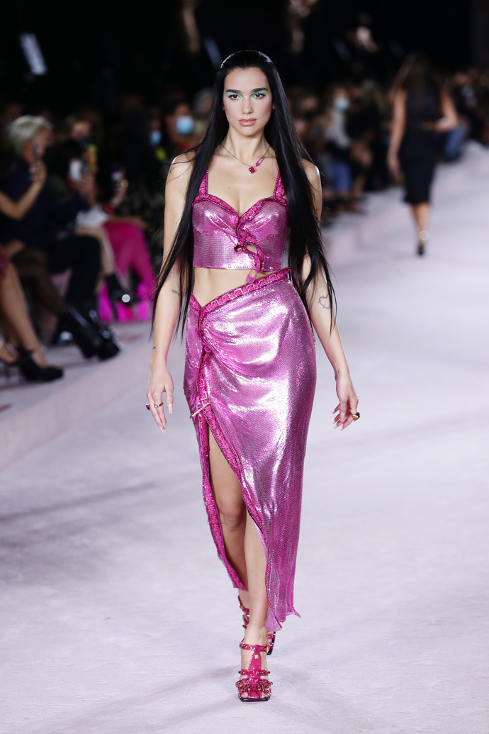  

Na letošním milánském Fashion Weeku předváděla Dua Lipa pro ateliér Versace. 
