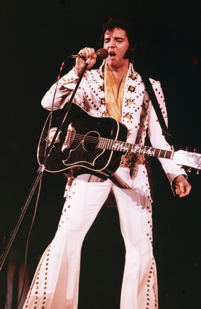  

Elvis Presley ve svém nenáviděném ale proslulém kostýmu. 
