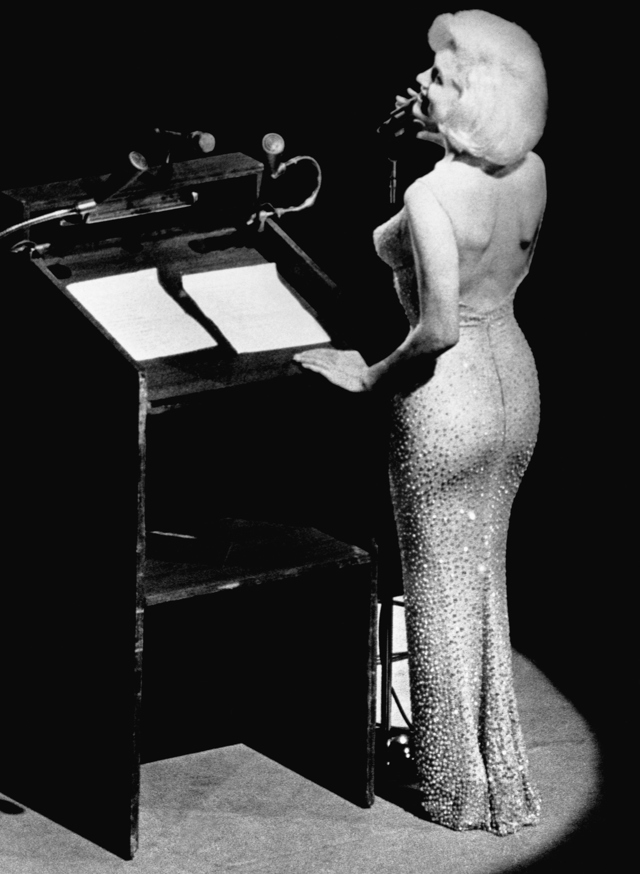  

Marylin Monroe na oslavě narozenin prezidenta J. F. Kennedyho v nejdražších šatech všech dob. 
