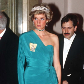  

Na banket v Claridges pořádaném prezidentem Turecka pořádané k příležitosti zakončení jeho státní návštěvy zvolila princezna Diana róbu, která ji sice zahalovala, ale zároveň dávala vyniknout její sošné postavě. Jednoduché šaty s vázáním na levém boku korunovala Diana diamantovou tiárou a náhrdelníkem typu choker se smaragdy. 
