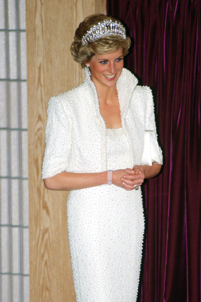  

Hedvábné šaty bez ramínek vyšívané perlami doplněné o bolerko ve stejném provedení vytvořila Dianina dvorní návrhářka Catherine Walker podle Dianina návrhu. Diana je oblékla na svou návštěvu Hong Kongu v roce 1989. Díky střihu bolerka korunovaného stojícím límečkem a své okázalé zdobnosti dostaly tyto šaty název „Elvis dress“. 
