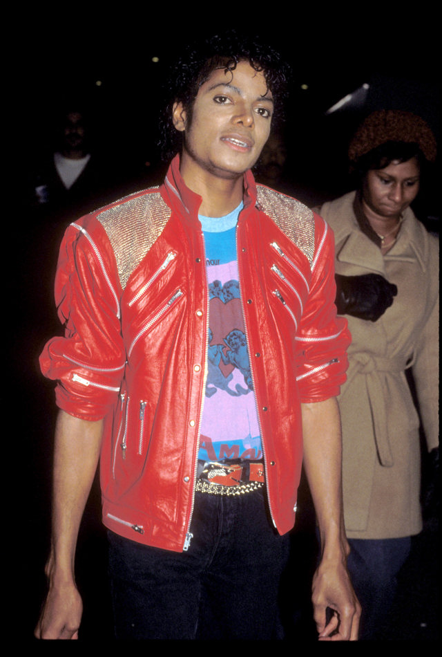  

Michael Jackson ve své ikonické červené kožené bundě
