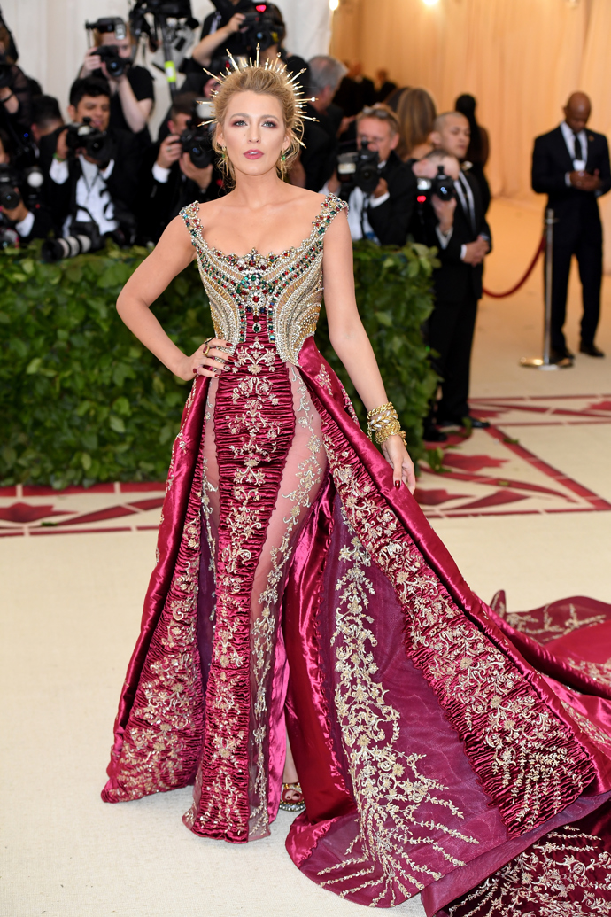  

Zadání Met Gala v roce 2018 znělo „Fashion & The Catholic Imagination Costume“. Propojení módy a církevní tématiky se Blake podařilo splnit na výbornou. 
