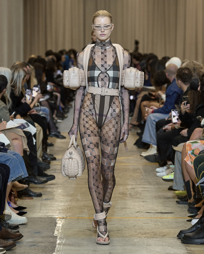  

Prohlédněte si poslední kolekci Riccarda Tisciho pro Burberry...
