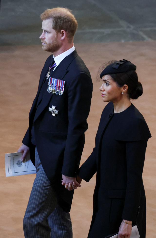 Harry a Meghan ruku v ruce během smuteční mše za královnu Alžbětu II.
Harry a Meghan ruku v ruce během smuteční mše za královnu Alžbětu II.