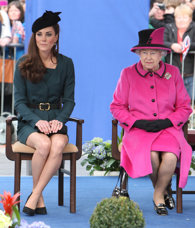  

Elegantní posed vévodkyně Kate a královny Elizabeth II. 
