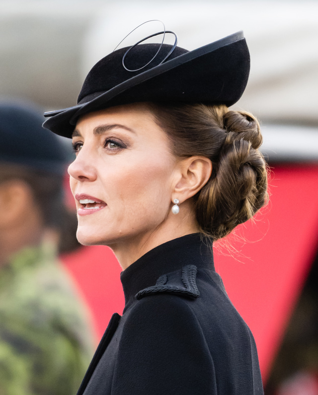 Kate, princezna z Walesu, s náušnicemi patřícími Lady Dianě.
Kate, princezna z Walesu, s náušnicemi patřícími Lady Dianě.