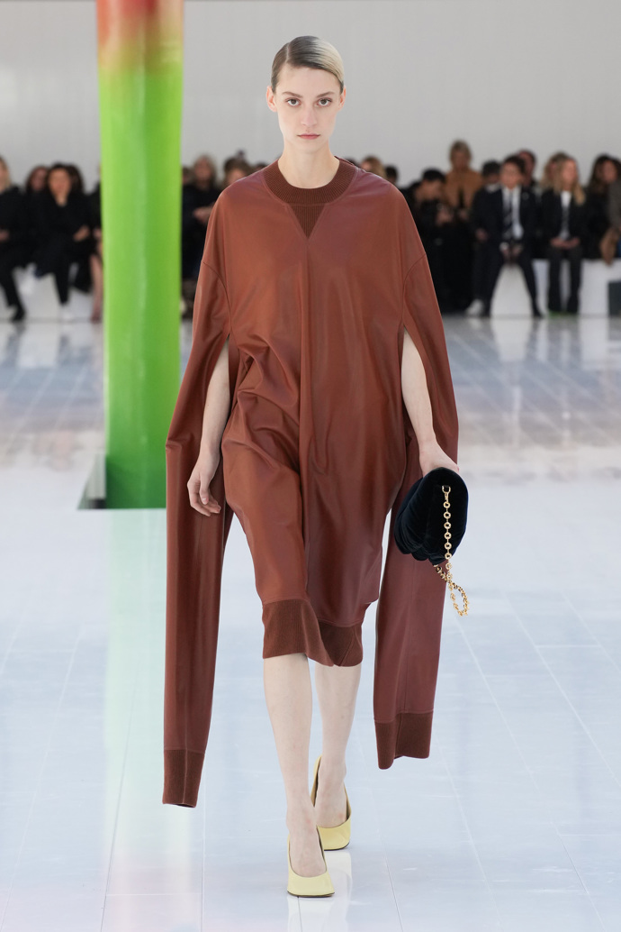  

Prohlédněte si kolekci LOEWE Spring/Summer 2023...
