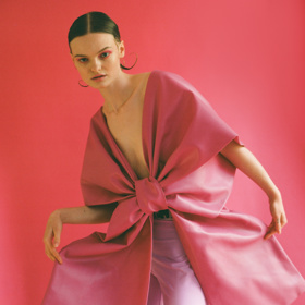 Top, Monika Zbikowska Couture; legíny, Versace
Top, Monika Zbikowska Couture; legíny, Versace