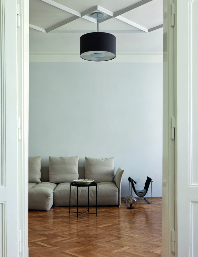  

Béžové víceúčelové sofa Pixel od Saba Italia nabízí hned několik variant sestavení. Tlumená barevnost skvěle ladí se šedivou výmalbou zdí. Stojan na časopisy se běžně používá na dřevo, jeho výrazná konstrukce a černá látka se však do bydlení dobře hodila.
