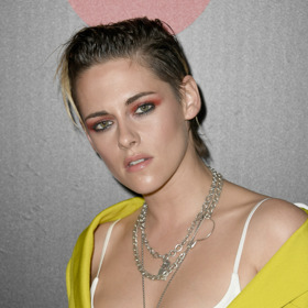 Kristen Stewart je dokonalým příkladem toho, jak lze jeden střih úplně proměnit pokaždé, když se objevíte na veřejnosti. Jednou uhlazená, podruhé s nedbalým objemem, jindy zase s wet lookem. Ten hodnotíme jako vážně sexy.
Kristen Stewart je dokonalým příkladem toho, jak lze jeden střih úplně proměnit pokaždé, když se objevíte na veřejnosti. Jednou uhlazená, podruhé s nedbalým objemem, jindy zase s wet lookem. Ten hodnotíme jako vážně sexy.