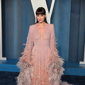 Dakota Johnson v opeřeném modelu Gucci na oscarové party Vanity Fair 2022.
Dakota Johnson v opeřeném modelu Gucci na oscarové party Vanity Fair 2022.