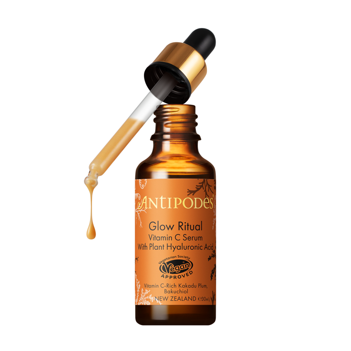 Glow Ritual Vitamin C Serum. Gelové sérum pro okamžité rozjasnění a ochranu pleti před projevy stárnutí.
