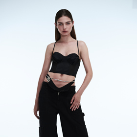 Kalhoty, ARTE ANTWERP; pásek, LOUIS VUITTON; boty, GUCCI
Kalhoty, ARTE ANTWERP; pásek, LOUIS VUITTON; boty, GUCCI