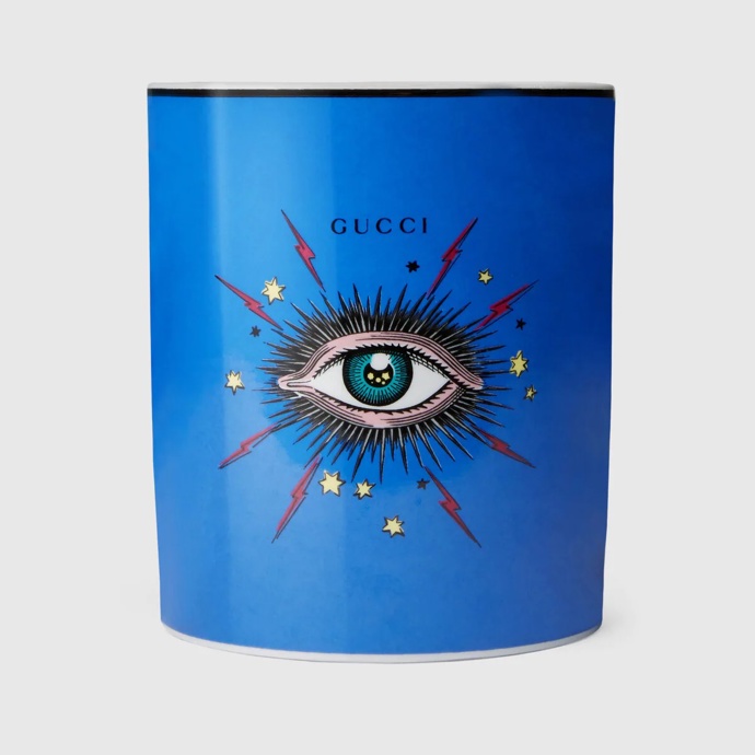 Gucci, Inventum, XXL Star Eye candle, prodává Gucci, 490 EUR
Vůně Inventum v modrém porcelánu Richarda Ginoriho s potiskem mystického motivu Star Eye naplní prostor jemnými tóny starověké damašské růže Taif, které navozují uvolněnou a intimní náladu. Porcelánovou dózu lze znovu použít jako dekorativní nádobu.
Gucci, Inventum, XXL Star Eye candle, prodává Gucci, 490 EUR
Vůně Inventum v modrém porcelánu Richarda Ginoriho s potiskem mystického motivu Star Eye naplní prostor jemnými tóny starověké damašské růže Taif, které navozují uvolněnou a intimní náladu. Porcelánovou dózu lze znovu použít jako dekorativní nádobu.