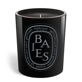 Diptyque, svíčka Baies, prodává Farfetch, 171 EUR
Listy černého rybízu jako ztělesnění vůně inspirované legendárním parfémem L´Ombre dans L´Eau, která patří mezi nejoblíbenější vonné skladby domu Diptyque. Nalita byla do ručně foukaného skla v elegantním temném provedení.
Diptyque, svíčka Baies, prodává Farfetch, 171 EUR
Listy černého rybízu jako ztělesnění vůně inspirované legendárním parfémem L´Ombre dans L´Eau, která patří mezi nejoblíbenější vonné skladby domu Diptyque. Nalita byla do ručně foukaného skla v elegantním temném provedení.