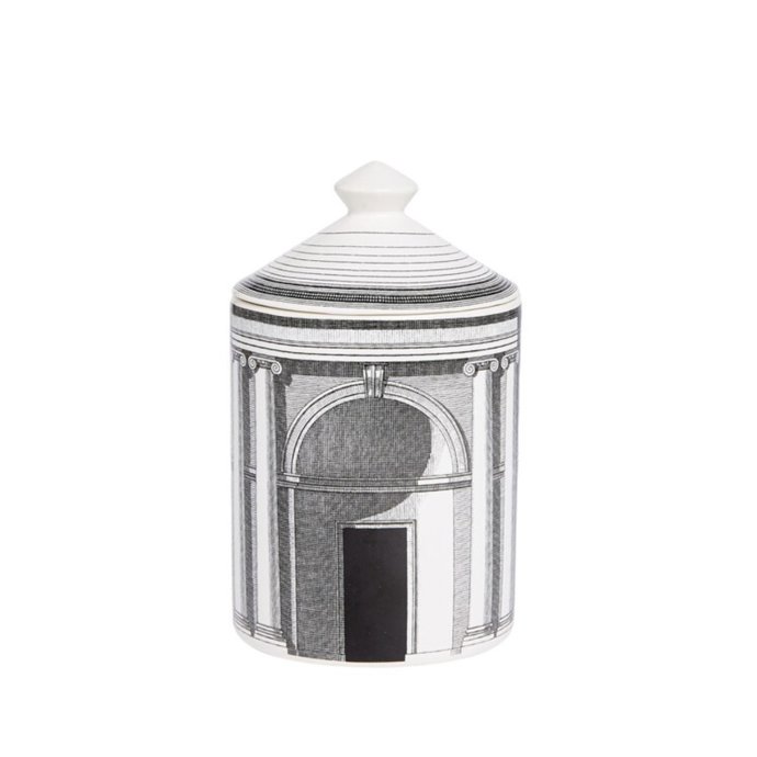 Fornasetti, Small scented candle Architettura, prodává Prague Kabinet, 7000 korun
Piero Fornasetti byl skvělým malířem a kreslířem, nápaditým designérem, který významně ovlivnil i módní svět. Jeho ilustrace dodnes ožívají na designových kouscích, které si domů můžete pořídit i vy. Po dohoření svíčky vám zůstane krásná keramická dóza s ikonickými motivy, vhodná i pro refill.
Fornasetti, Small scented candle Architettura, prodává Prague Kabinet, 7000 korun
Piero Fornasetti byl skvělým malířem a kreslířem, nápaditým designérem, který významně ovlivnil i módní svět. Jeho ilustrace dodnes ožívají na designových kouscích, které si domů můžete pořídit i vy. Po dohoření svíčky vám zůstane krásná keramická dóza s ikonickými motivy, vhodná i pro refill.