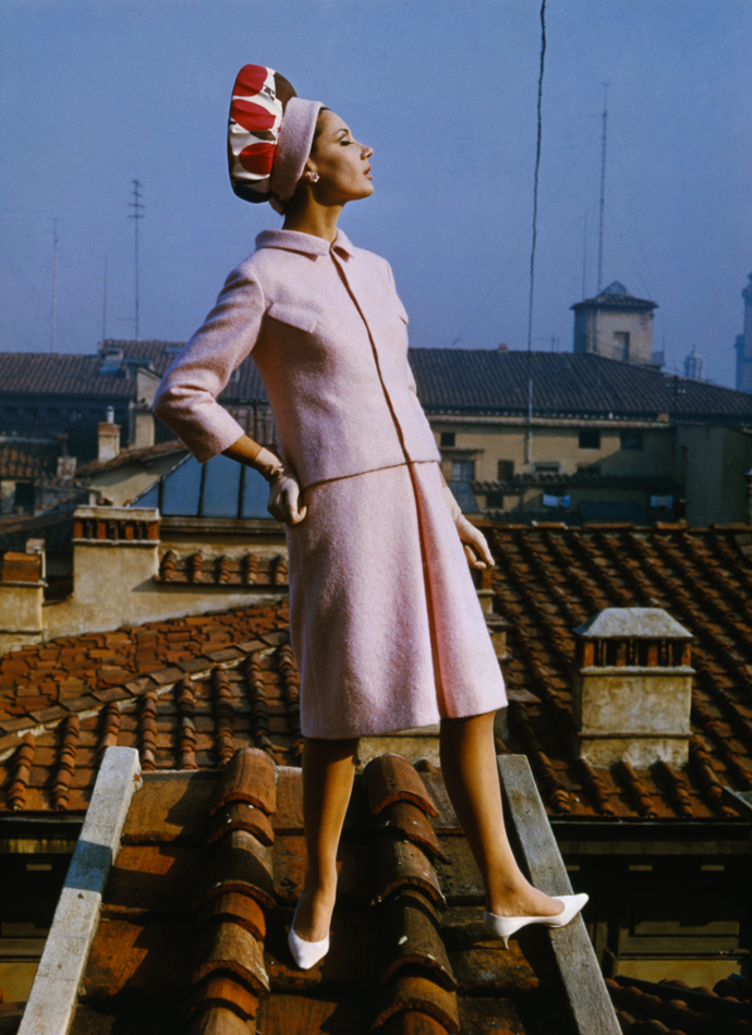 Elegantně ušitý oblek, který podtrhuje jednoduchost atmosféry, kterou vytvořil Emilio Pucci ve své kolekci z jara 1964.
