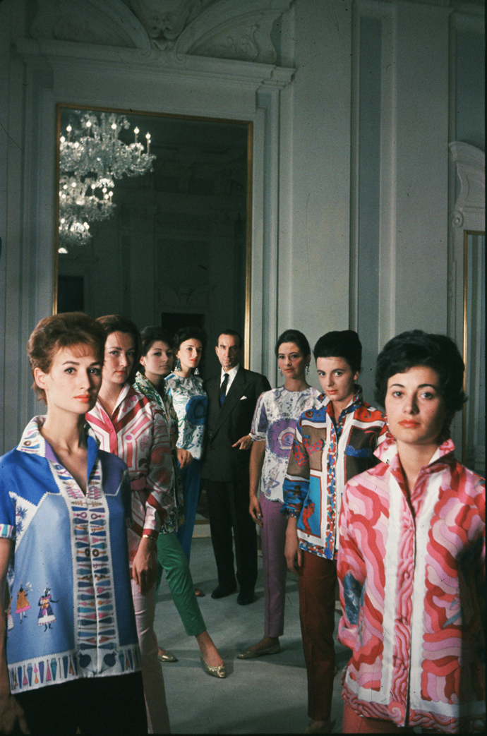 Emilio Pucci v roce 1959 po boku modelek v jeho návrzích.
