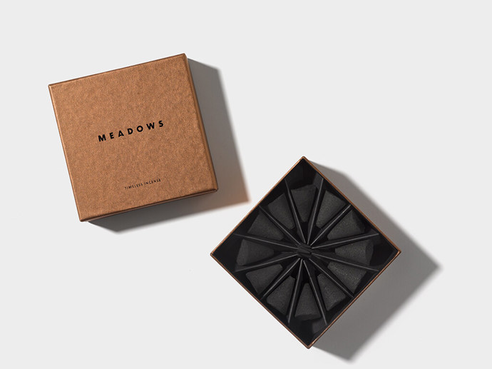 Meadows, františky Timeless incense, prodává MYSKINO, 450 korun
Podmanivá skořice, hřebíček a dřevěné uhlí, ikonická vůně podbarvená kadidlem šeptá příběhy tradičních vonných rituálů. Těmito intenzivními františky přivoláte lehce netradiční vůni Vánoc raz dva.
Meadows, františky Timeless incense, prodává MYSKINO, 450 korun
Podmanivá skořice, hřebíček a dřevěné uhlí, ikonická vůně podbarvená kadidlem šeptá příběhy tradičních vonných rituálů. Těmito intenzivními františky přivoláte lehce netradiční vůni Vánoc raz dva.