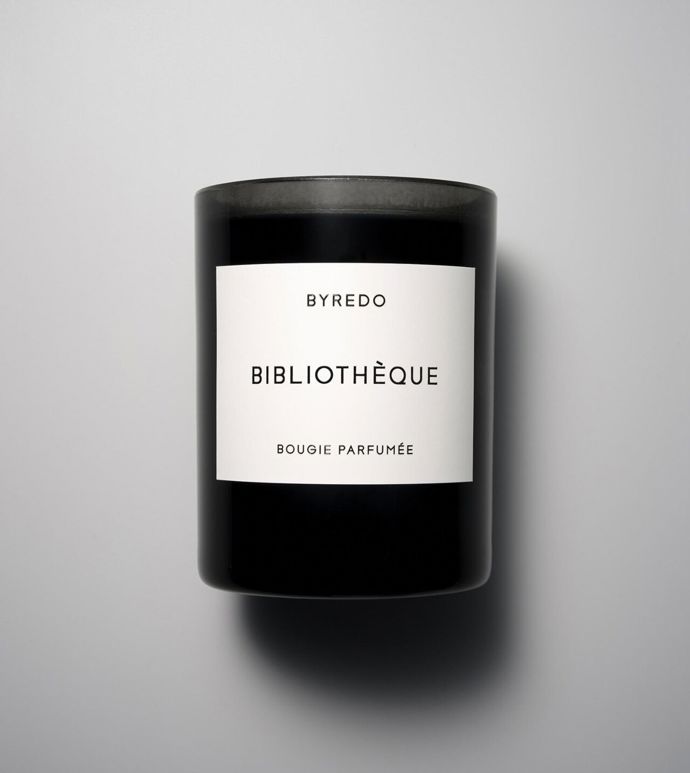 Byredo, Bibliothèque, prodává Byredo, 35 EUR
Kompozicí vůně prochází sametová kvalita papíru vtělená do nádechu broskve, švestky a vanilky a všudypřítomné pačuli jako nosného prvku vonné skladby. Jedna z nejoblíbenějších vůní značky vás donutí zpomalit a meditovat i v této zrychlené době...
Byredo, Bibliothèque, prodává Byredo, 35 EUR
Kompozicí vůně prochází sametová kvalita papíru vtělená do nádechu broskve, švestky a vanilky a všudypřítomné pačuli jako nosného prvku vonné skladby. Jedna z nejoblíbenějších vůní značky vás donutí zpomalit a meditovat i v této zrychlené době...
