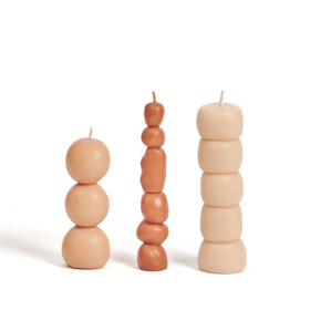 ANN VINCENT STUDIO, PIU CANDLE SET, prodává Ann Vincent, 48 EUR
Ann Vincent je umělkyně tvořící v belgickém Ghentu. Hravým přístupem její práce zkoumá materiál a formu, výsledným produktem jsou i designové svíčky. Ty sice nejsou parfemované, meditačnímu rituálu to však neubírá. Každá svíčka je vyrobena ze směsi sójového vosku, nalévána do forem a ručně dokončována sochařským nožem.
ANN VINCENT STUDIO, PIU CANDLE SET, prodává Ann Vincent, 48 EUR
Ann Vincent je umělkyně tvořící v belgickém Ghentu. Hravým přístupem její práce zkoumá materiál a formu, výsledným produktem jsou i designové svíčky. Ty sice nejsou parfemované, meditačnímu rituálu to však neubírá. Každá svíčka je vyrobena ze směsi sójového vosku, nalévána do forem a ručně dokončována sochařským nožem.