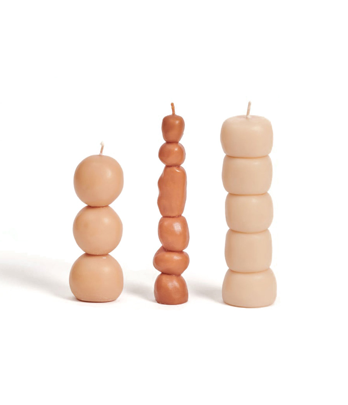 ANN VINCENT STUDIO, PIU CANDLE SET, prodává Ann Vincent, 48 EUR
Ann Vincent je umělkyně tvořící v belgickém Ghentu. Hravým přístupem její práce zkoumá materiál a formu, výsledným produktem jsou i designové svíčky. Ty sice nejsou parfemované, meditačnímu rituálu to však neubírá. Každá svíčka je vyrobena ze směsi sójového vosku, nalévána do forem a ručně dokončována sochařským nožem.
ANN VINCENT STUDIO, PIU CANDLE SET, prodává Ann Vincent, 48 EUR
Ann Vincent je umělkyně tvořící v belgickém Ghentu. Hravým přístupem její práce zkoumá materiál a formu, výsledným produktem jsou i designové svíčky. Ty sice nejsou parfemované, meditačnímu rituálu to však neubírá. Každá svíčka je vyrobena ze směsi sójového vosku, nalévána do forem a ručně dokončována sochařským nožem.