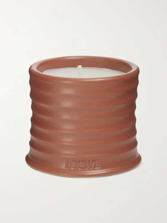 Loewe, Juniper Berry small scented candle, prodává NET-A-PORTER, 75 EUR
Svíčku pro dům Loewe vyvinuli ve Španělsku Jonathan Anderson a parfumeristka Nuria Cruelles. Je umístěna v glazovaném terakotovém kameninovém obalu inspirovaném řeckým nádobím z pátého století před naším letopočtem. Každá ručně vyrobená nádoba je zdobena vroubkováním a logem značky.
Loewe, Juniper Berry small scented candle, prodává NET-A-PORTER, 75 EUR
Svíčku pro dům Loewe vyvinuli ve Španělsku Jonathan Anderson a parfumeristka Nuria Cruelles. Je umístěna v glazovaném terakotovém kameninovém obalu inspirovaném řeckým nádobím z pátého století před naším letopočtem. Každá ručně vyrobená nádoba je zdobena vroubkováním a logem značky.