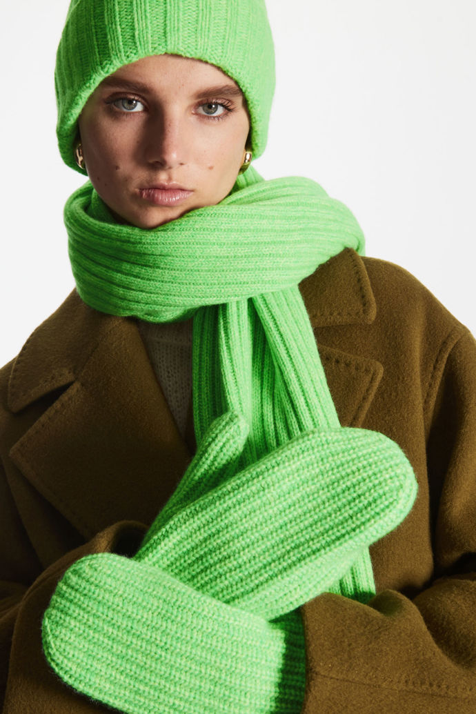 COS, kašmírové rukavice, 59 EUR
