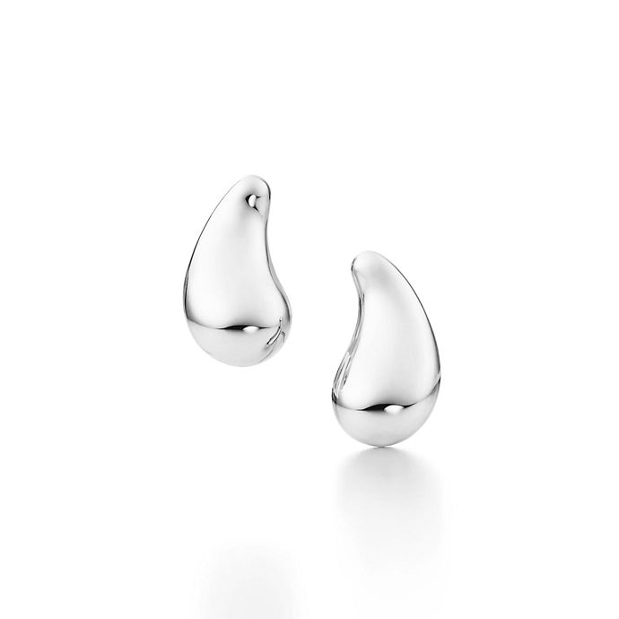 Teardrop Earrings, Elsa Peretti pro Tiffany & Co., 375 USD, Tiffany & Co.
Teardrop Earrings, Elsa Peretti pro Tiffany & Co., 375 USD, Tiffany & Co.