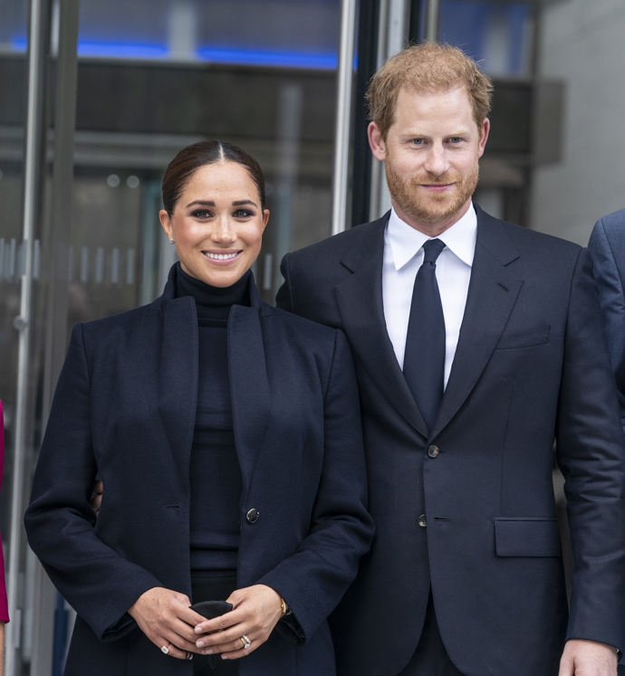  

7. března 2021 se vysílal rozhovor vévody a vévodkyně ze Sussexu s Oprah Winfrey.  Celosvětově ho vidělo téměř 50 milionů lidí a způsobil opravdový poprask. Pár vznesl proti královské rodině četná obvinění, včetně toho, že jeden člen rodiny měl obavy, „jak tmavá“ bude kůže jejich syna. Rozhovor rozzuřil prince Williama i prince Charlese a královnu Alžbětu zarmoutil. Již tak křehké vzájemné vztahy dostaly další trhliny.
