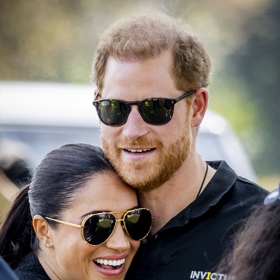  

V listopadu 2016 spekulace médií o Harrym a Meghan donutily Kensingtonský palác, aby potvrdil jejich vztah. Ve stejném prohlášení zuřivý Harry také obviňuje tisk z obtěžování Meghan.
