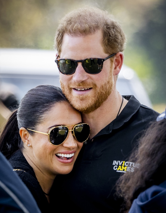  

V listopadu 2016 spekulace médií o Harrym a Meghan donutily Kensingtonský palác, aby potvrdil jejich vztah. Ve stejném prohlášení zuřivý Harry také obviňuje tisk z obtěžování Meghan.

