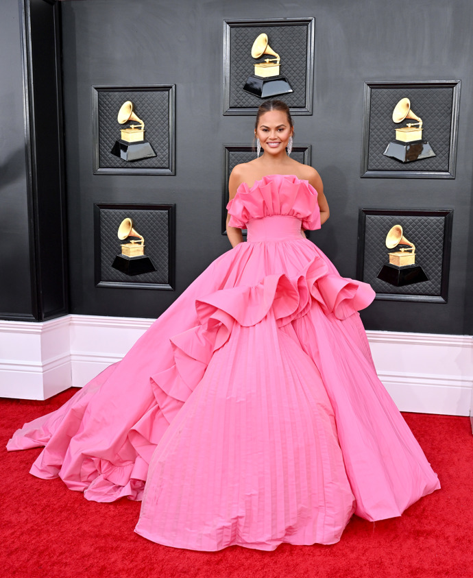  

Chrissy Teigen na předávání výročních cen Grammy
