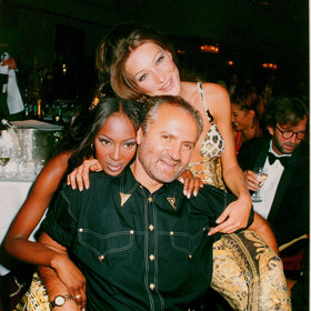 Gianni Versace s Carlou Bruni a Naomi Campbell.
Gianni Versace s Carlou Bruni a Naomi Campbell.