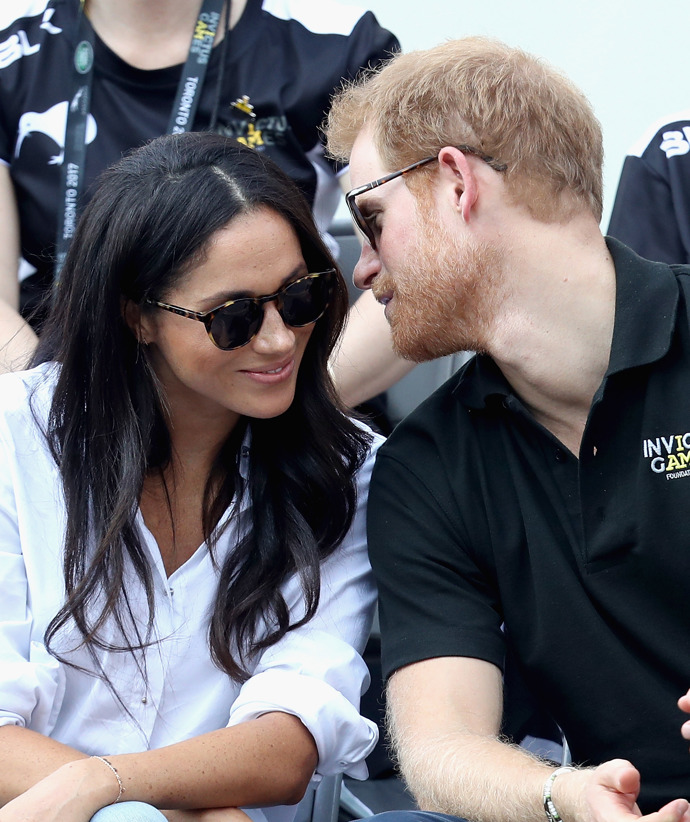  

V červenci 2016 se princ Harry a Meghan, herečka z televizního seriálu Kravaťáci, poprvé setkali na rande naslepo, které jim domluvila společná Misha Nonoo. Harry a Meghan se setkali v exkluzivním londýnském Soho House a Harry byl okamžitě okouzlen její krásou a inteligencí. Začali se proto vídat i dál. 
