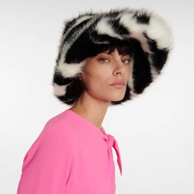 The Attico, Zebra faux fur bucket hat, € 390, prodává Mytheresa
