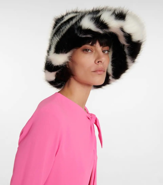 The Attico, Zebra faux fur bucket hat, € 390, prodává Mytheresa
