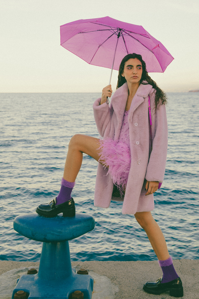 Šaty, Blumarine; kabelka, Patrizia Pepe; boty, Twinset; kabát, Blugirl; ponožky, Calzedonia.
