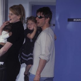 Nicole a Tom adoptovali dvě děti, jelikož měla Nicole problém otěhotnět. Když však byla těhotná, tak ji Tom poslal k vodě. O miminko přišla kvůli tomu přišla znovu.
Nicole a Tom adoptovali dvě děti, jelikož měla Nicole problém otěhotnět. Když však byla těhotná, tak ji Tom poslal k vodě. O miminko přišla kvůli tomu přišla znovu.
